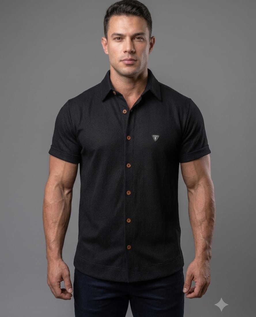 Camisa de tricot preta Troia, com gola clássica e botões